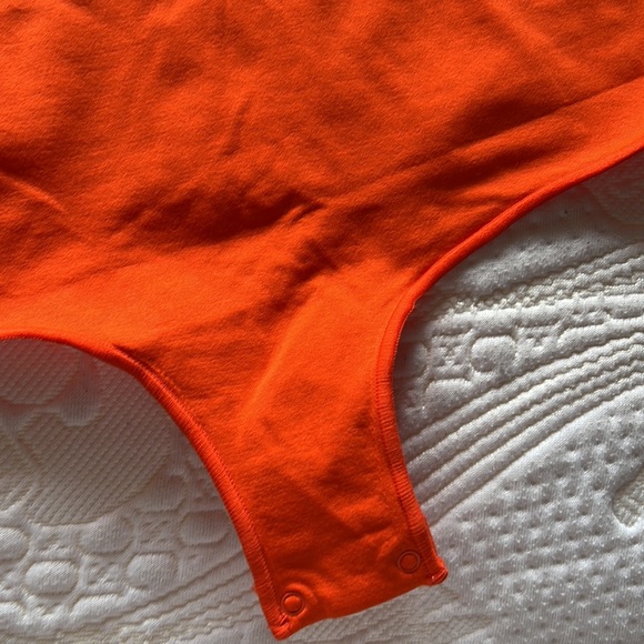 Skims essential bodysuit in poppy. New. - Picture 2 of 5
